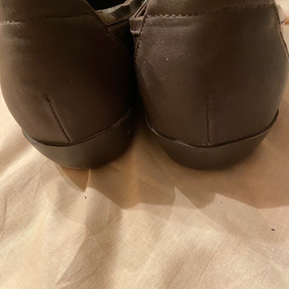 A nice pair of comfy Brown flats. - Picture 4 of 6